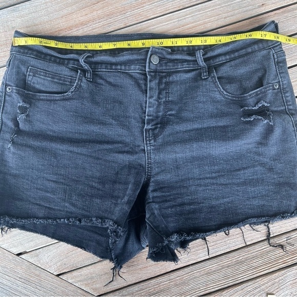 Old Navy Distressed Boyfriend Shorts Plus Size 14 Washed Black Stretch Raw Hem - Picture 5 of 7